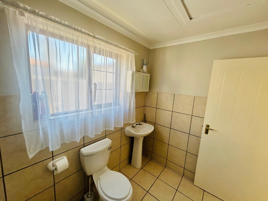 2 Bedroom Property for Sale in Langenhovenpark Free State